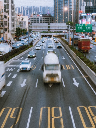 Logra simulaciones de tráfico urbano precisas con observaciones limitadas