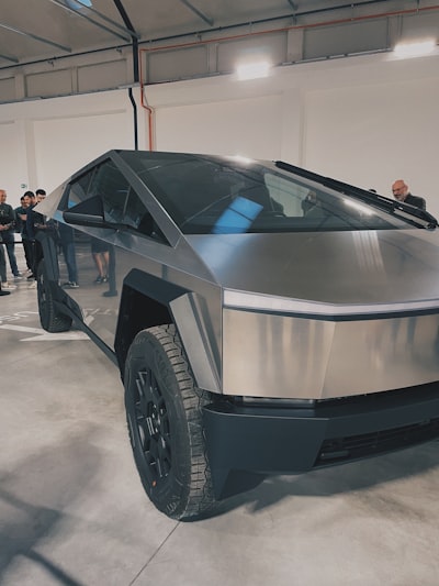 Tesla confirma lanzamiento del robot Optimus para producción.