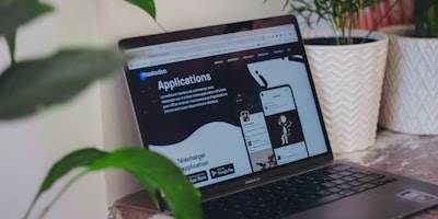 ¿Cuál es la diferencia entre una aplicación web a medida y las soluciones tradicionales?