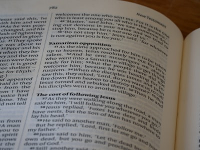 CARE-RFT: Afinamiento de Refuerzo Anclado en la Confianza para un Razonamiento Confiable en Modelos de Lenguaje Grandes