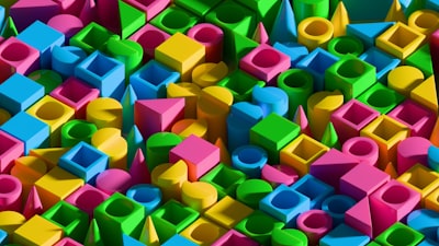 Descomposición como clave para un aprendizaje efectivo en razonamiento amplio