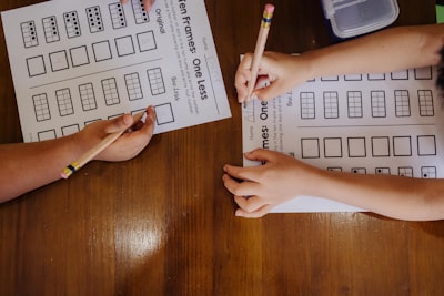 Matrices de transición sesgadas para aprendizaje con etiquetas complementarias en muchas clases