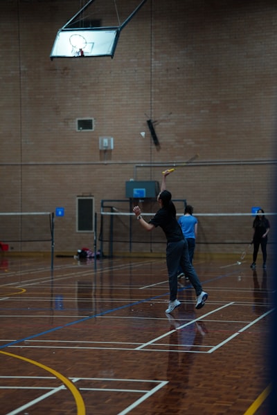 Habilidades de bádminton para robots humanoides.