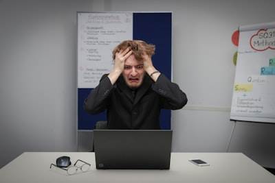 ¿Qué sucede si hay una falla en el sistema en los Servicios de Software Empresarial Profesional?