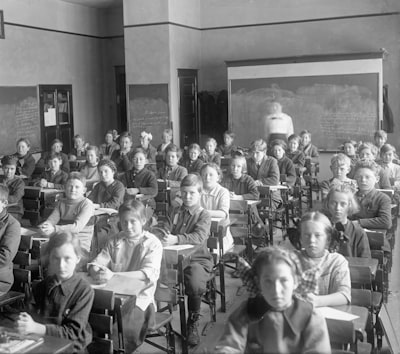 La invención de "inteligente" y "tonto" con la escolarización masiva