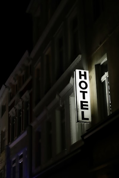 Estafador hackeó sistema de hotel y pagó 1 centavo por habitaciones de lujo, según policía española