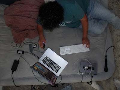 El Encanto y Peligro de la Programación de Vibra Pura en UX Empresarial