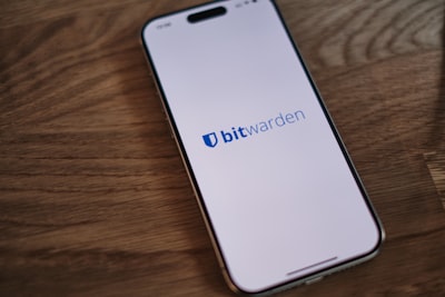 Paquete Bitwarden CLI comprometido para robar credenciales.