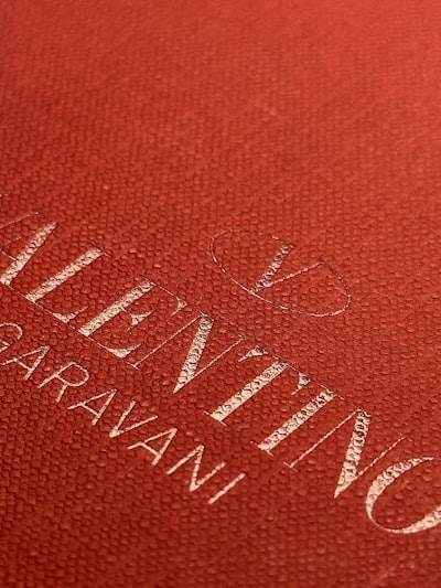Críticas por anuncios 'perturbadores' de bolsos hechos con IA