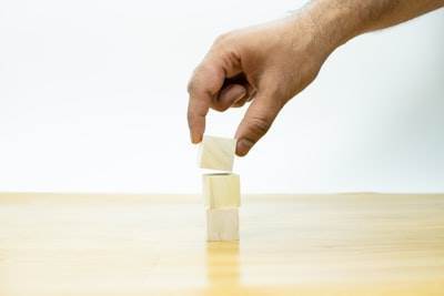 Cerrando la brecha de realidad para la rotación hábil en la mano