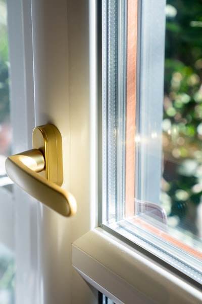 Seguridad en el hogar: Todo sobre ventanas de escape y marcos de puertas