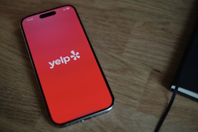 Yelp mejora su chatbot de IA para ser más útil