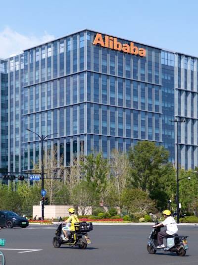 Qwen AI supera 10 millones de descargas ante interrupción de Alibaba en mercado de IA empresarial