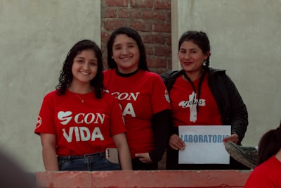 Ataques Adversarios Condicionados por Persona: Descubrimiento y Mitigación con Equipo Rojo