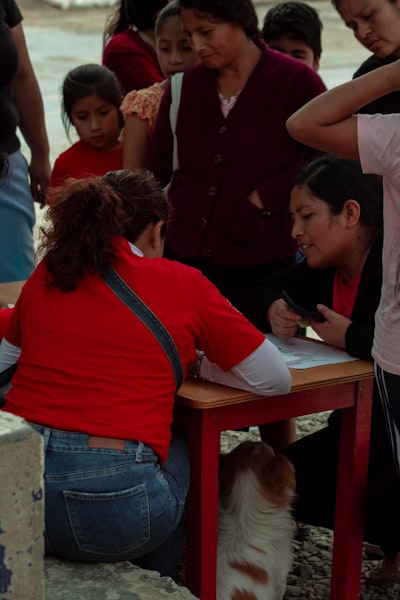 Confía pero verifica: Deliberación demostrador-verificador para predicción selectiva en LLM