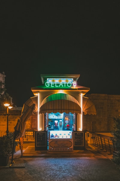 GELATO: Descarga adaptativa de tokens para inferencia especulativa de LLMs en el borde