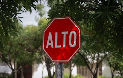 Autodestilación de trayectorias con conciencia temporal para LLM de difusión rápido y preciso