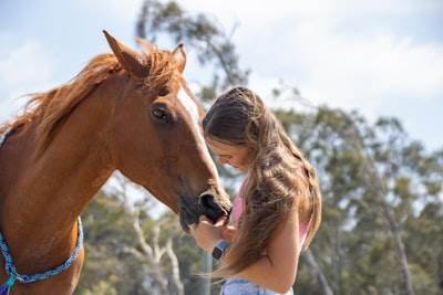 Adolescentes australianos exploran las redes sociales en el primer día de la prohibición