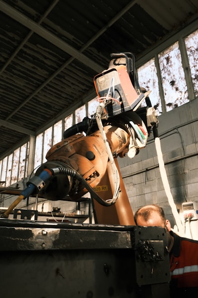 La relación del trabajador de IA con la automatización y la innovación