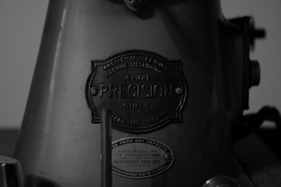 Irreducibilidad del sucesor primo: complejidad de Turing, Kolmogorov y formulaciones débiles