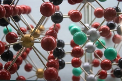 Modelado atomístico del desorden químico: métodos clásicos e IA