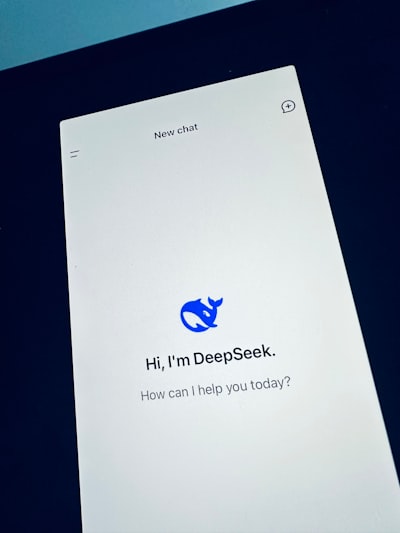 Diferencias clave en el razonamiento entre humanos y DeepSeek-R1