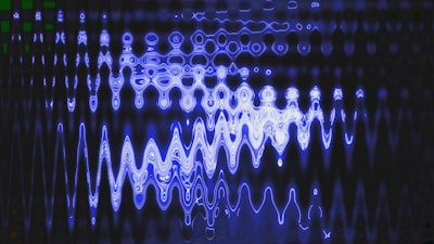 Red de Atención-Fusión MultiCodificador para Inferencia en Escenas Interiores con Detección y Comunicación