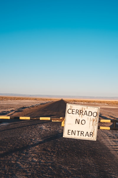 Cuando un cartel se enfrenta al viento pero no a una bota