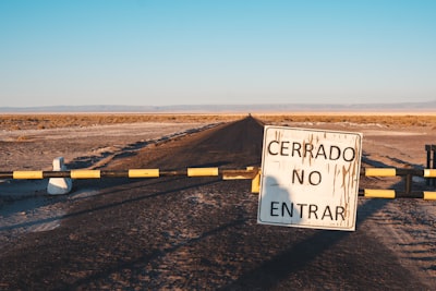 Los campos en movimiento no conservan
