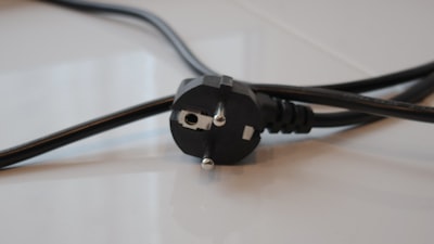 ¡Cargador USB-C de 4 puertos con cable retráctil por $50!