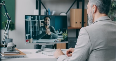 Cómo el software personalizado puede hacer el trabajo remoto más sostenible