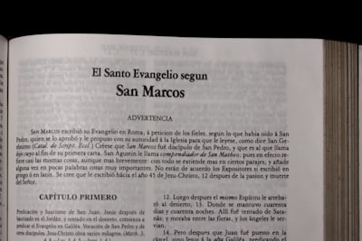Características de contexto económicas mediante descomposición consciente del rango