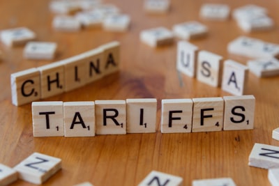 Comercio bilateral con colas pesadas: Mínimo arrepentimiento y varianza infinita