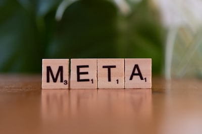 Aprendizaje por refuerzo meta restringido con seguridad verificable