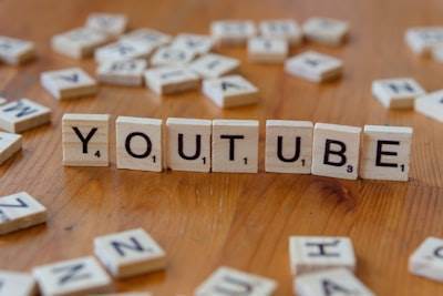 ¿Opinan los YouTubers que las herramientas de IA son útiles o no útiles?