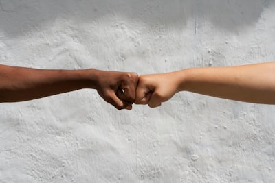El comportamiento impulsa la cooperación en grupos humano-AI