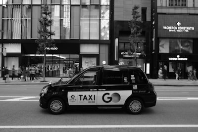 El GPS vs El Taxista: Modelos Paramétricos vs No Paramétricos