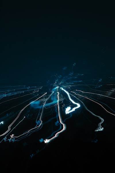 Optimización del tráfico marítimo autónomo con red neuronal gráfica híbrida