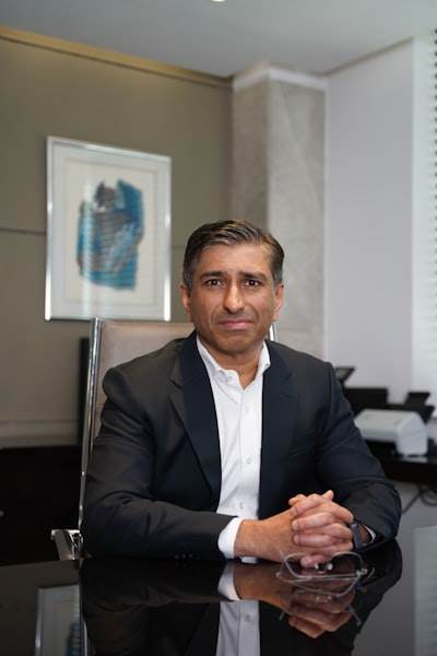 Socio oficial de inteligencia empresarial con 15+ años de experiencia