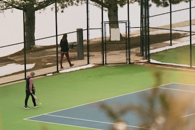 Humanoide juega al tenis con humanos: tecnología fascinante.