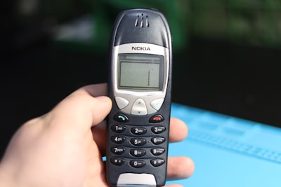 Uno de los mejores teléfonos económicos duradero y no de Samsung ni TCL