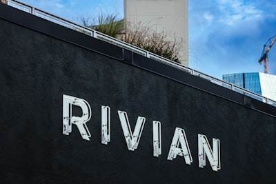 El CEO de Rivian recibe un paquete de compensación de $4.6 mil millones.
