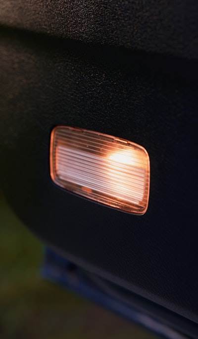 Diseño impulsado por IA para flexión de luz en escala nanométrica