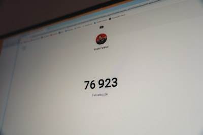 Búsqueda híbrida en Apache Solr con vectores de 1024D listo para producción.