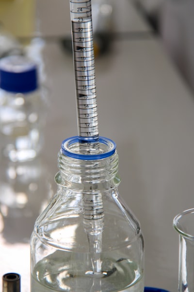 Reducción del cuello de botella de información a baja dimensión mediante estadística suficiente