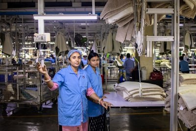 ¿Fijación de precios del trabajador agente impulsa la innovación en industrias sostenibles?