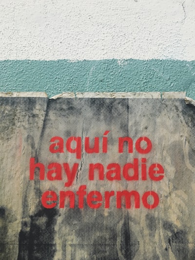 Una buena fuente lo es todo: arrepentimiento casi óptimo para bandidos con ruido heterogéneo