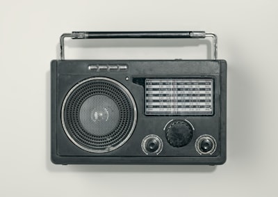 Construcción eficiente de mapas de radio con difusión y priors