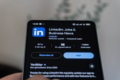 Herramientas nativas vs inteligencia artificial: ¿Cuál es la mejor estrategia para anuncios en LinkedIn?