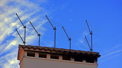 Optimización de redes inalámbricas con RIS y antenas pinching